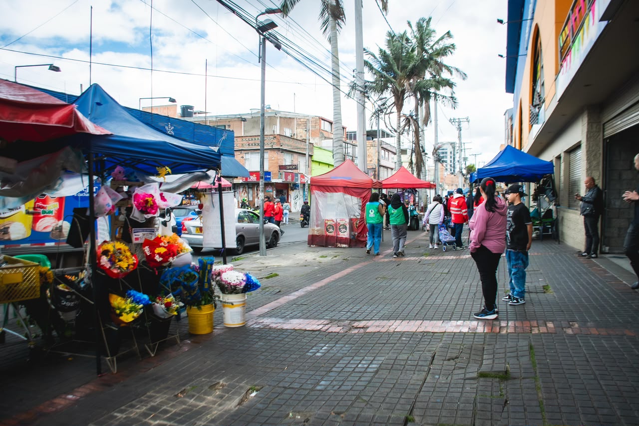 Golpe al comercio ilegal en Usaquén: sellan siete locales y decomisan armas, licor y cigarrillos de contrabando