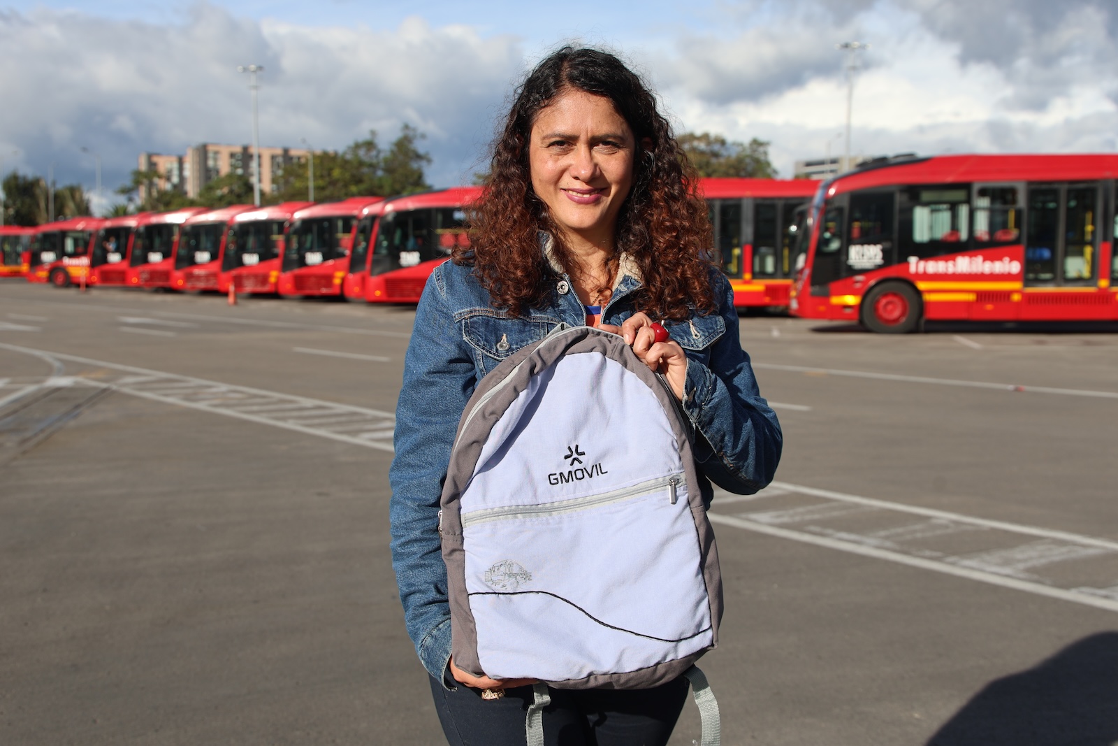 Del clóset corporativo al morral: así Bogotá convierte uniformes viejos en 7.250 productos nuevos